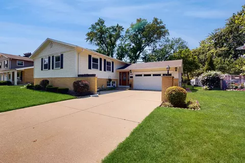 904 N Hemlock Ln, Mount Prospect, IL 60056