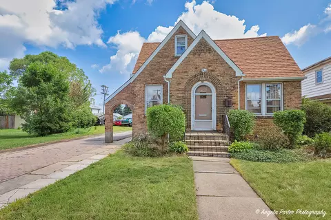 517 Powell Ave, Waukegan, IL 60085