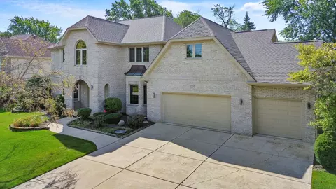 1305 Darien Club Dr, Darien, IL 60561