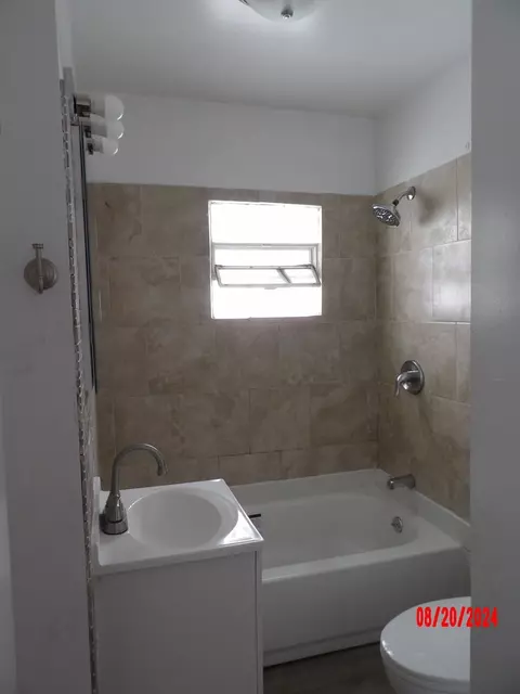Bath - 15360 9th Ave, Phoenix, IL 60426 photo 3 of 3