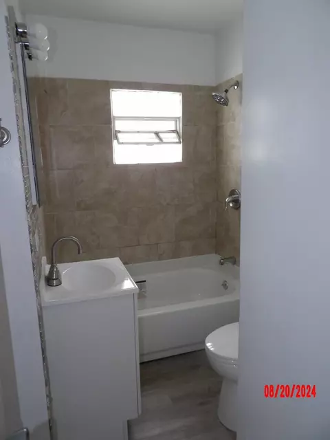 Bath - 15360 9th Ave, Phoenix, IL 60426 photo 1 of 3