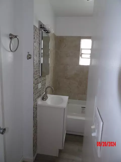 Bath - 15360 9th Ave, Phoenix, IL 60426 photo 2 of 3