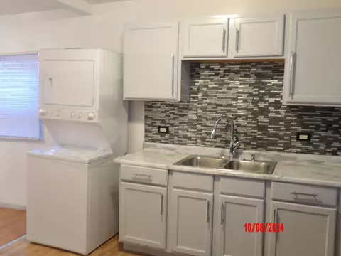 Kitchen - 15360 9th Ave, Phoenix, IL 60426 photo 4 of 6