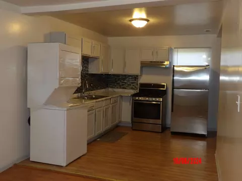 Kitchen - 15360 9th Ave, Phoenix, IL 60426 photo 2 of 6