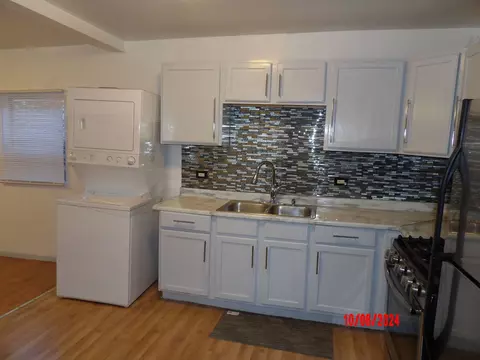 Kitchen - 15360 9th Ave, Phoenix, IL 60426 photo 1 of 6