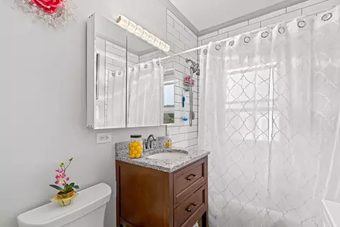 Bath - 183 Northgate Rd, Riverside, IL 60546 photo 1 of 1