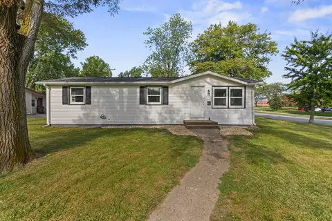 901 Rainbow View Dr, Urbana, IL 61802