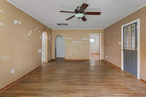 Living - 55 Oak St, Weldon, IL 61882 photo 2 of 4