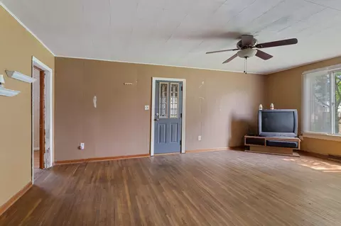 Living - 55 Oak St, Weldon, IL 61882 photo 3 of 4