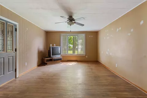 Living - 55 Oak St, Weldon, IL 61882 photo 4 of 4