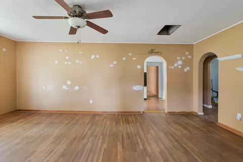 Living - 55 Oak St, Weldon, IL 61882 photo 1 of 4