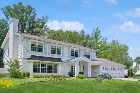 36 Wimbledon Rd, Lake Bluff, IL 60044