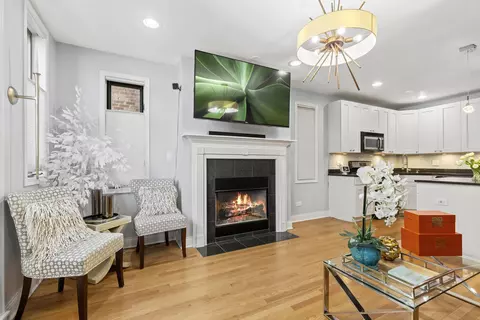 Living - 715 E 41st St #1, Chicago, IL 60653 photo 1 of 2