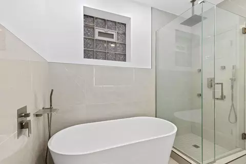 Bath - 715 E 41st St #1, Chicago, IL 60653 photo 4 of 5