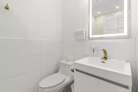 Bath - 715 E 41st St #1, Chicago, IL 60653 photo 1 of 5