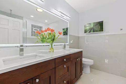 Bath - 715 E 41st St #1, Chicago, IL 60653 photo 3 of 5