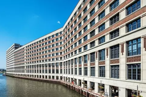 900 N Kingsbury St #P-117, Chicago, IL 60610