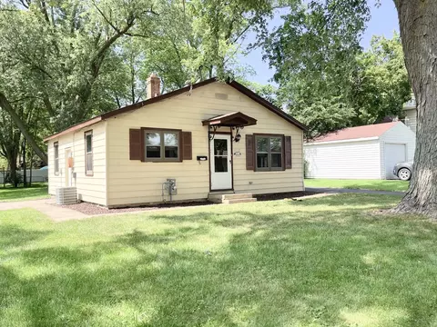 1025 N Madison St, Woodstock, IL 60098