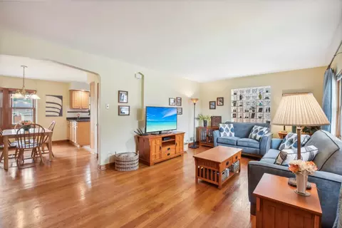 9109 Bartlett Ave, Brookfield, IL 60513 photo 2