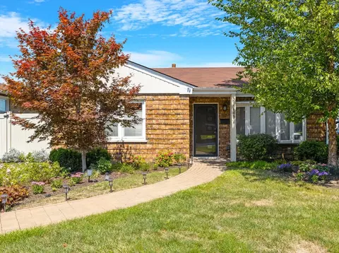 4640 W 97th Pl, Oak Lawn, IL 60453