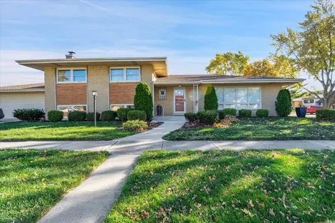 4540 W 100th St, Oak Lawn, IL 60453