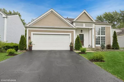 3243 Gresham Ln E, Aurora, IL 60504