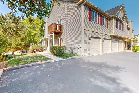 262 Windsor Ct #D, South Elgin, IL 60177