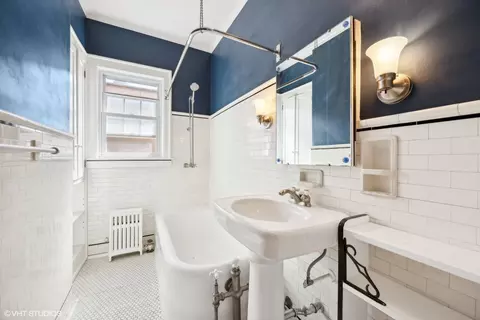 Bath - 1518 E 59th St #3A, Chicago, IL 60637 photo 1 of 2