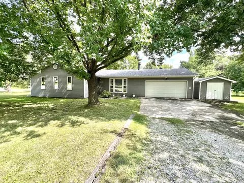510 Southwood Dr, Mahomet, IL 61853