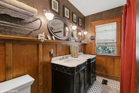 Bath - 301 E Corning Ave, Peotone, IL 60468 photo 1 of 2