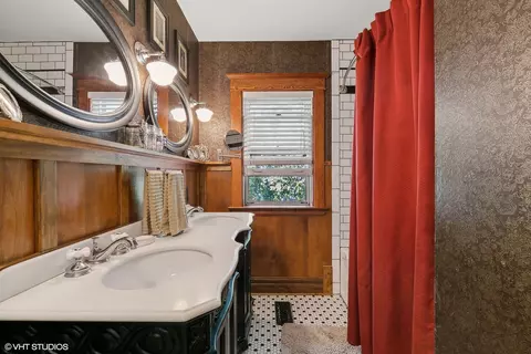 Bath - 301 E Corning Ave, Peotone, IL 60468 photo 2 of 2