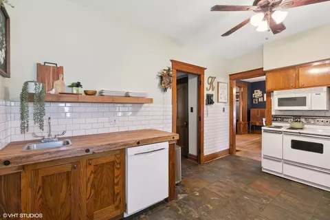 Kitchen - 301 E Corning Ave, Peotone, IL 60468 photo 3 of 5