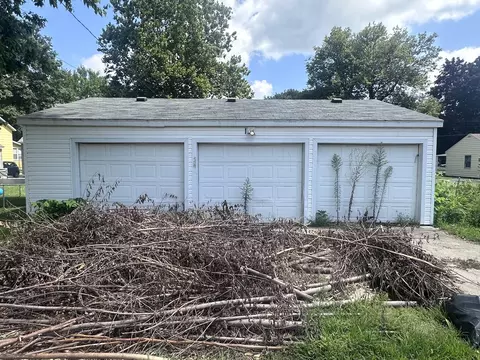 Exterior - 1007 8th Ave, Sterling, IL 61081 photo 3 of 4