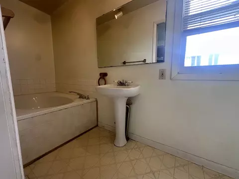 Bath - 1007 8th Ave, Sterling, IL 61081 photo 2 of 3