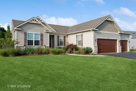 651 Flagg Ln, Woodstock, IL 60098