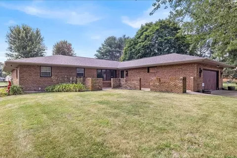 8170 Highview Dr, Winnebago, IL 61088
