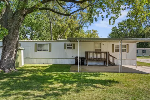 27 Coachman Dr, Monticello, IL 61856