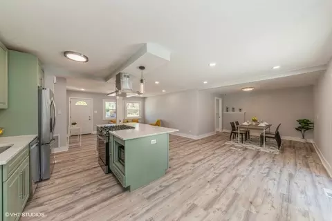 Kitchen - 1476 Dennison Rd, Hoffman Estates, IL 60169 photo 4 of 5