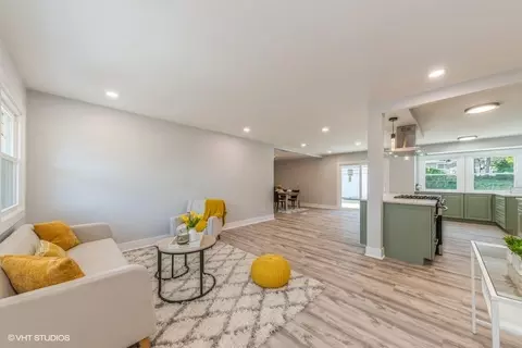 Living - 1476 Dennison Rd, Hoffman Estates, IL 60169 photo 2 of 2