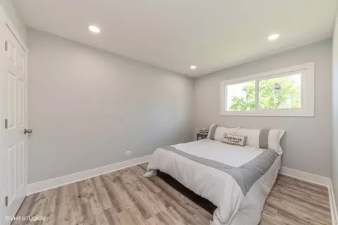Bedroom - 1476 Dennison Rd, Hoffman Estates, IL 60169 photo 2 of 3