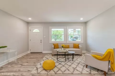 Living - 1476 Dennison Rd, Hoffman Estates, IL 60169 photo 1 of 2