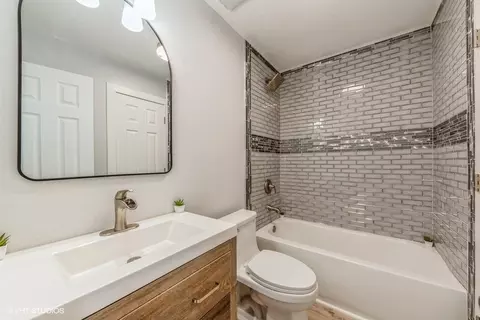 Bath - 1476 Dennison Rd, Hoffman Estates, IL 60169 photo 1 of 2