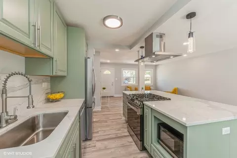 Kitchen - 1476 Dennison Rd, Hoffman Estates, IL 60169 photo 3 of 5
