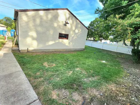 Exterior - 695 W Clinton St, Kankakee, IL 60901 photo 2 of 4
