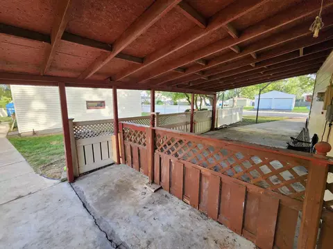 Exterior - 695 W Clinton St, Kankakee, IL 60901 photo 3 of 4