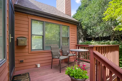 Exterior - 424 N Willow St, Itasca, IL 60143 photo 6 of 10