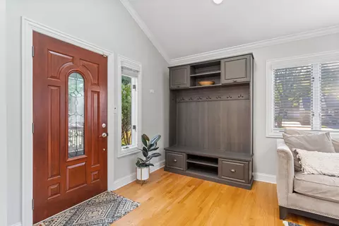 Entry Way - 424 N Willow St, Itasca, IL 60143 photo 1 of 3