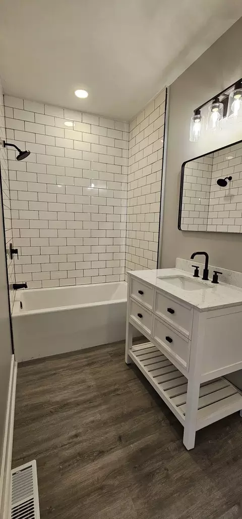 Bath - 733 S Myrtle Ave, Kankakee, IL 60901 photo 1 of 2