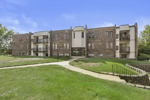 2220 Country Club Dr #14, Woodridge, IL 60517