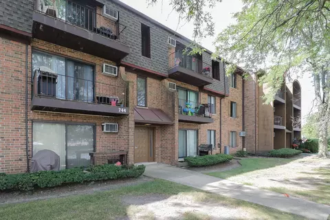 744 N Briar Hill Ln #5, Addison, IL 60101